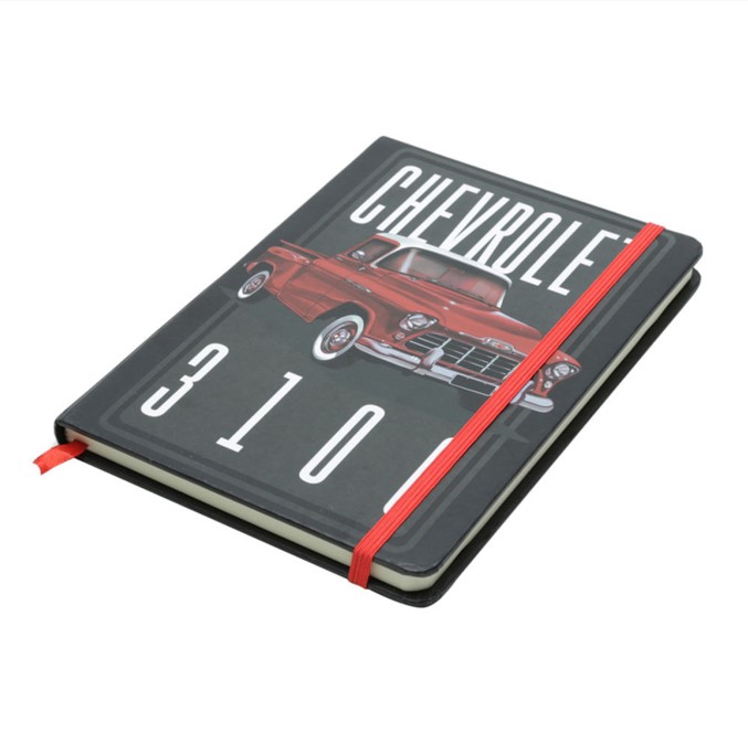 caderno na cor cinza com desenho gráfico e dizeres Chevrolet 3100